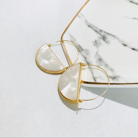 SARAH PEARL RESIN LOOP DROP EARRINGS 1.75” x 1.5” - Picture 5 of 8